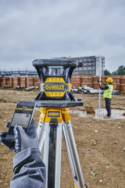 DeWALT DCE080D1GS-SET 18V Roterende laser set incl. statief en meetlat in koffer - groen - 45m - IP67