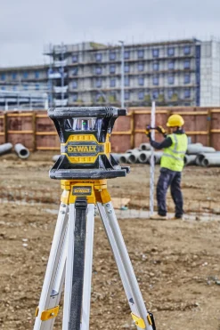 DeWALT DCE080D1GS-SET 18V Roterende laser set incl. statief en meetlat in koffer - groen - 45m - IP67