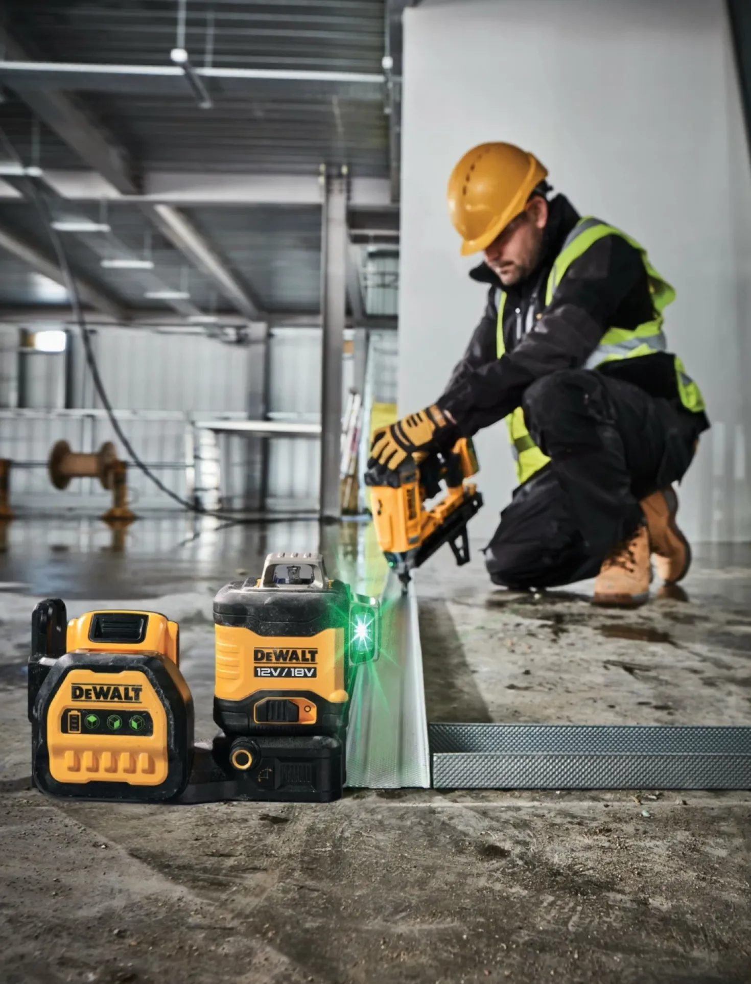 DeWALT DCE089NG18-XJ 12V/18V Kruislijnlaser in koffer - 3x 360° - groen - 70m - IP54