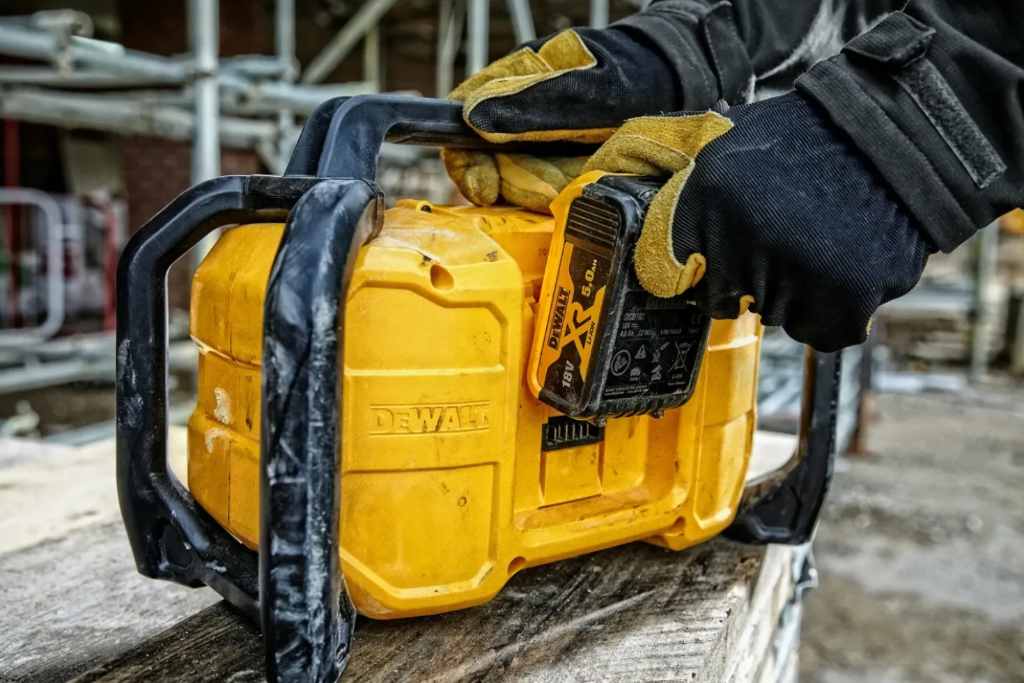 DeWALT DCR029-QW 18V Li-ion XR accu DAB+ Bouwradio met oplaadfunctie - werkt op netstroom & accu