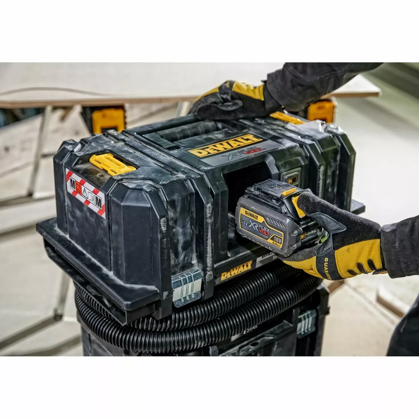 DeWALT DCV586MT2-QW 54V Li-ion XR FlexVolt accu bouwstofzuiger set (2x 6.0Ah) - Nat/Droog - 2000W - M-Klasse - 11L - Koolborstelloos