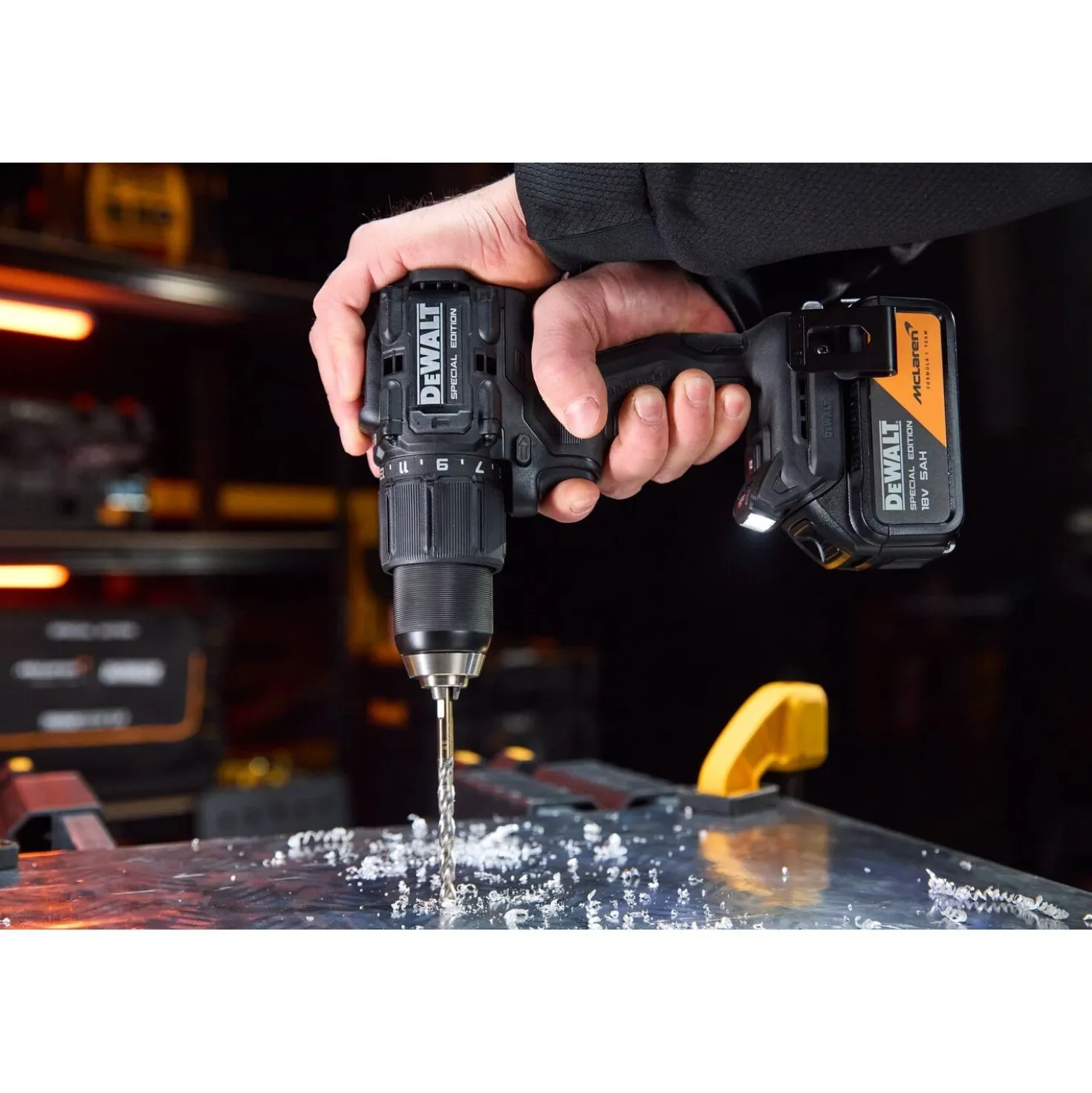 DeWALT X MCLAREN DCD86MP2T-QW 18V XR accu schroef-/klopboormachine set (2x 5.0Ah accu + lader)
