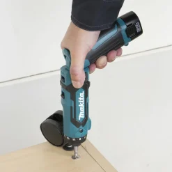Makita DF012DSE 7,2V Li-Ion accu boor-schroefmachine set (2x 1,5Ah accu) in koffer