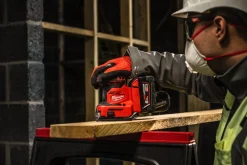 Milwaukee M18 BQSS-502B 18V Li-ion accu vlakschuurmachine set (2x 5.0Ah) in transporttas