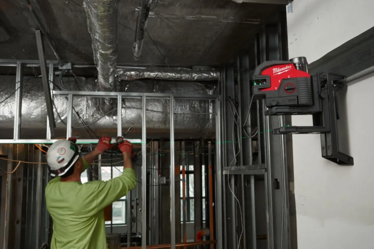 Milwaukee M12 CLL4P-0C 12V Li-Ion accu zelfnivellerende kruislijnlaser met 4 punten body in transportkoffer - groen