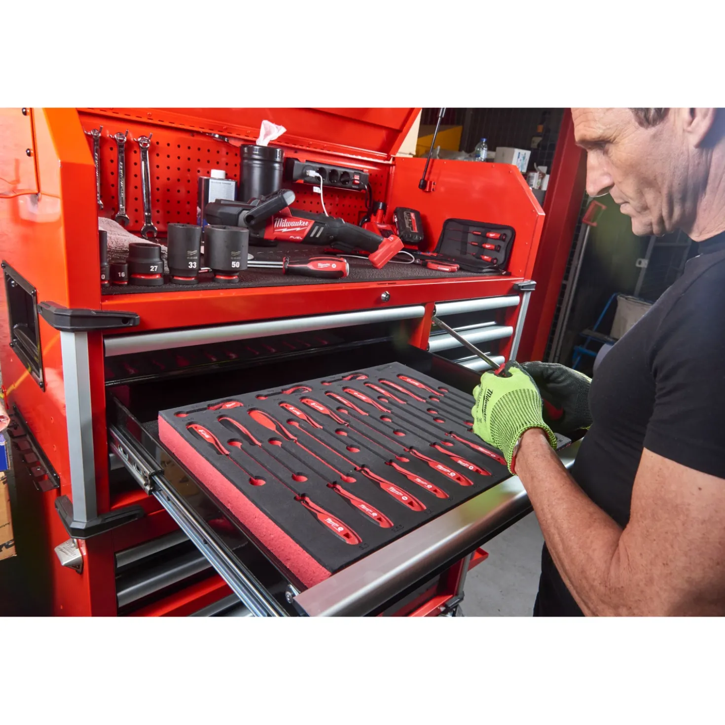 Milwaukee 4932478852 TOOLGUARD Stalen gereedschapswagen met 10 lades - 46˝ / 117 cm