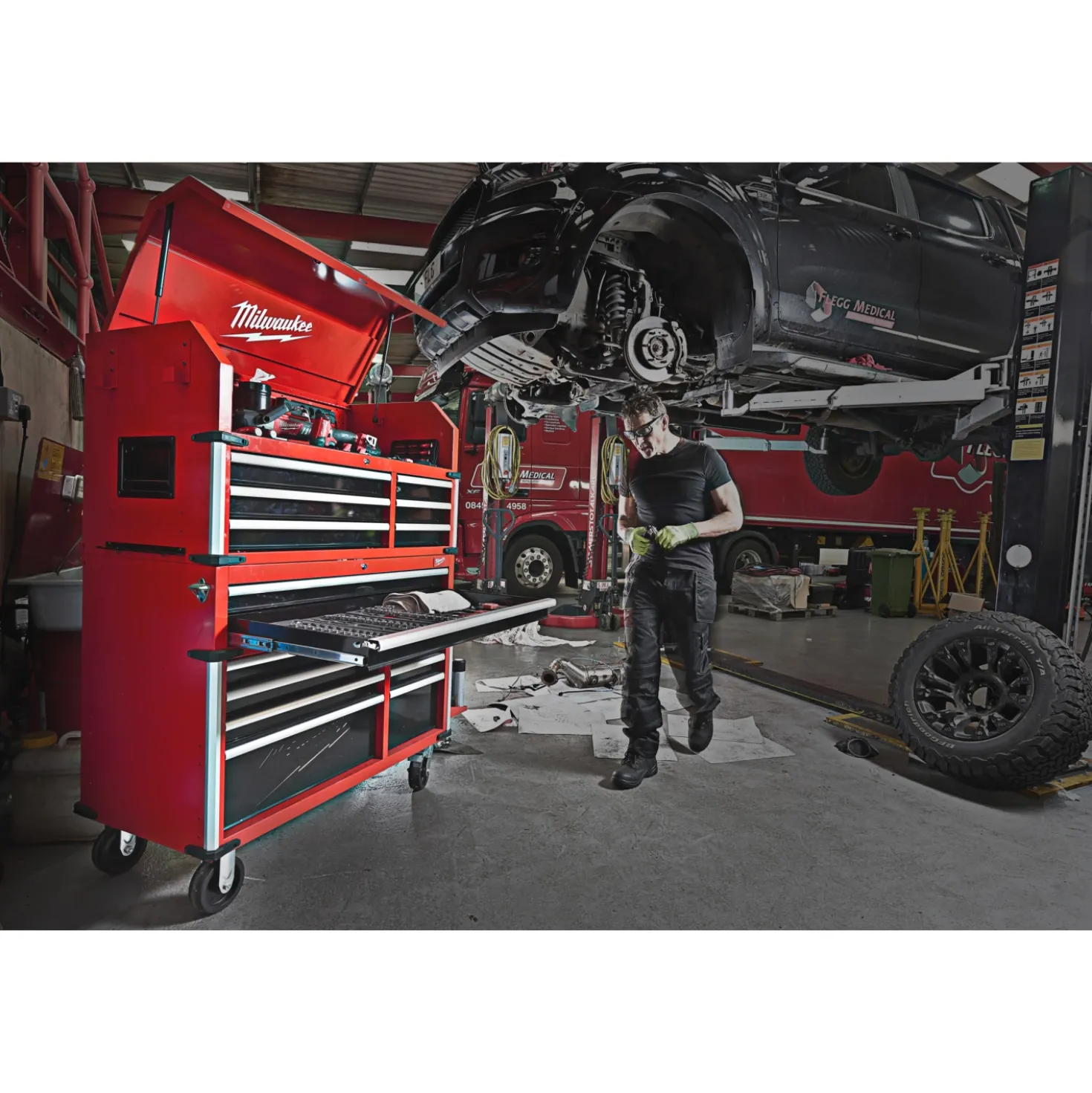 Milwaukee 4932478852 TOOLGUARD Stalen gereedschapswagen met 10 lades - 46˝ / 117 cm