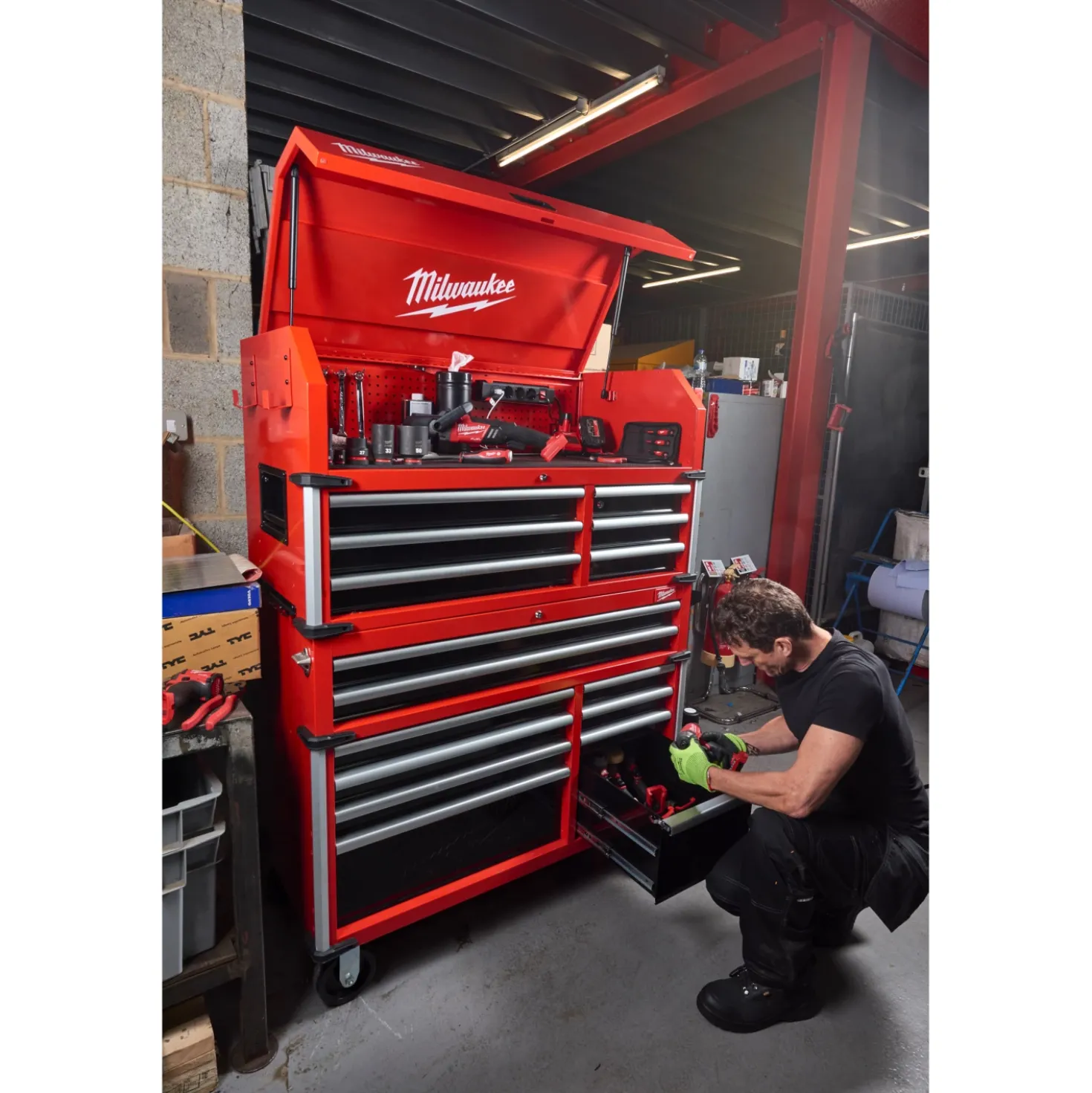 Milwaukee 4932478852 TOOLGUARD Stalen gereedschapswagen met 10 lades - 46˝ / 117 cm