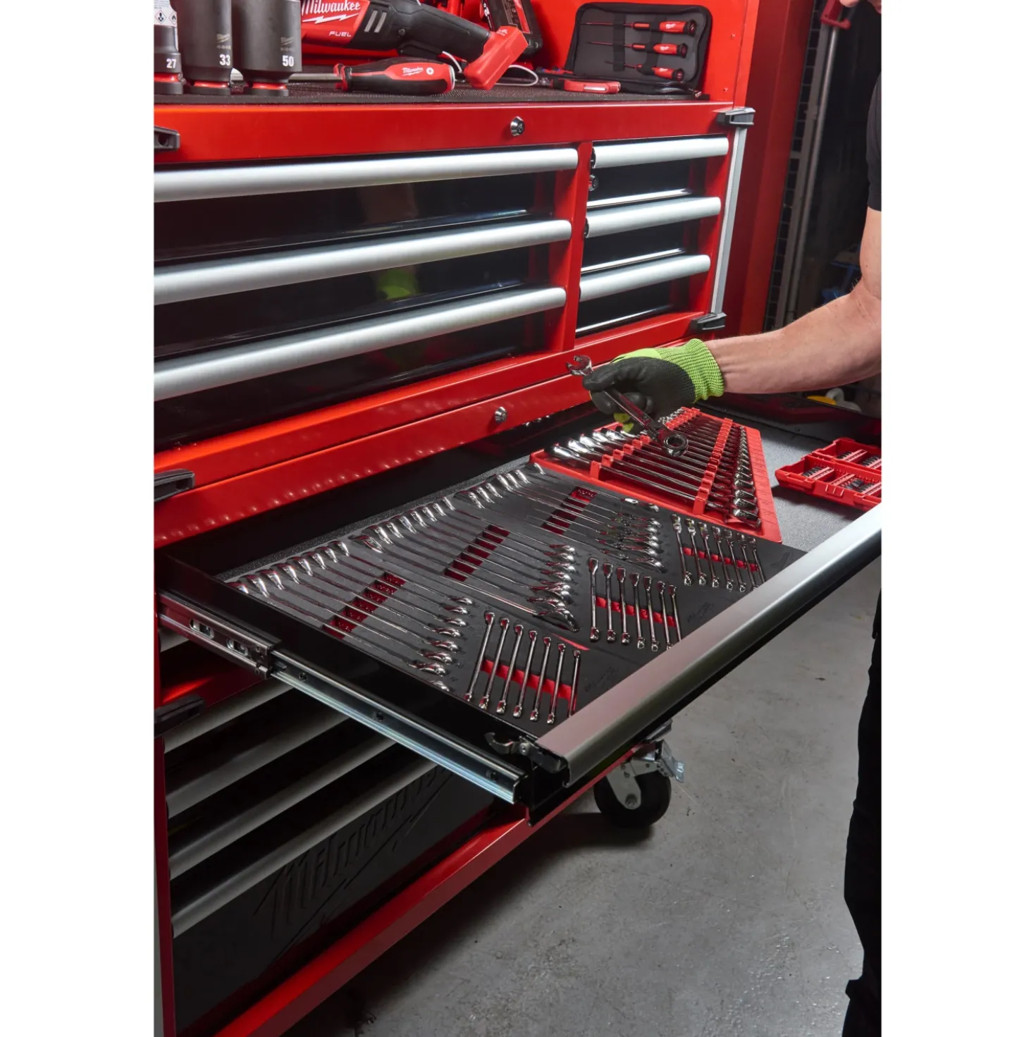 Milwaukee 4932478852 TOOLGUARD Stalen gereedschapswagen met 10 lades - 46˝ / 117 cm