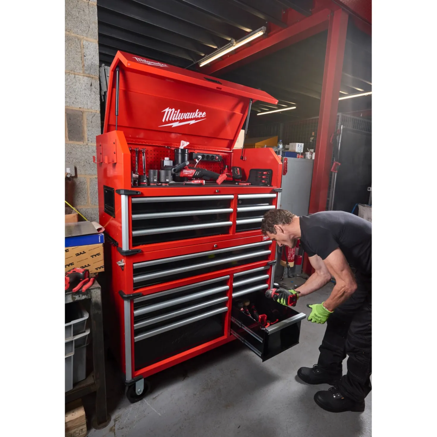 Milwaukee 4932478852 TOOLGUARD Stalen gereedschapswagen met 10 lades - 46˝ / 117 cm