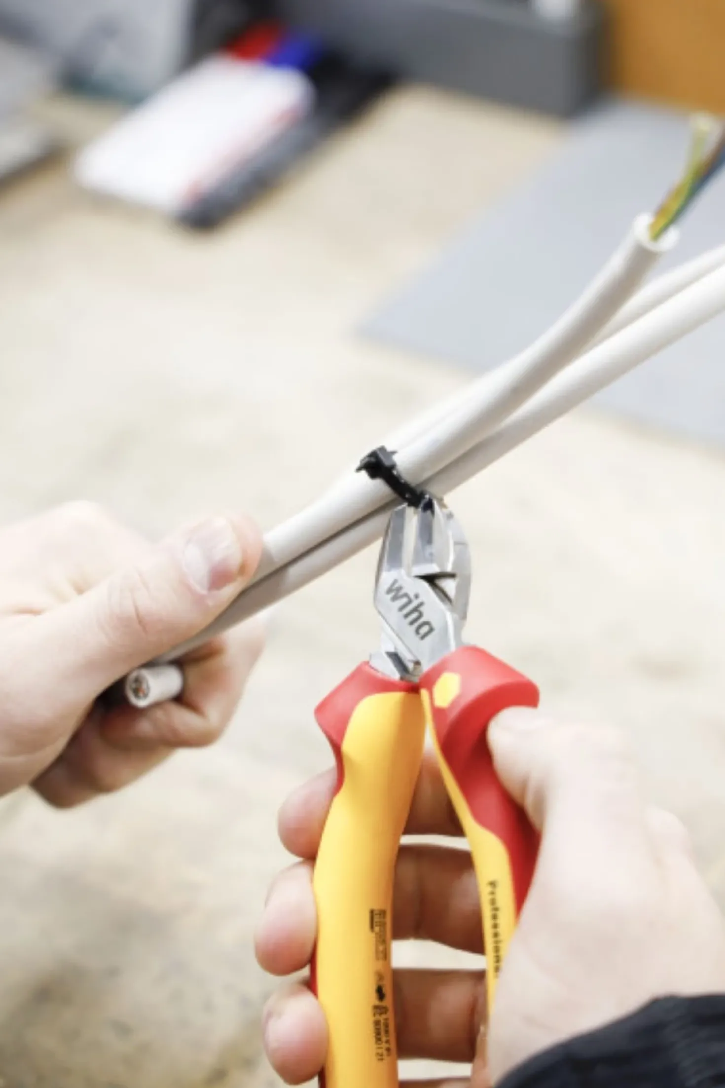 Wiha Z12118006 Professional Electric Zijkniptang met DynamicJoint - 180mm